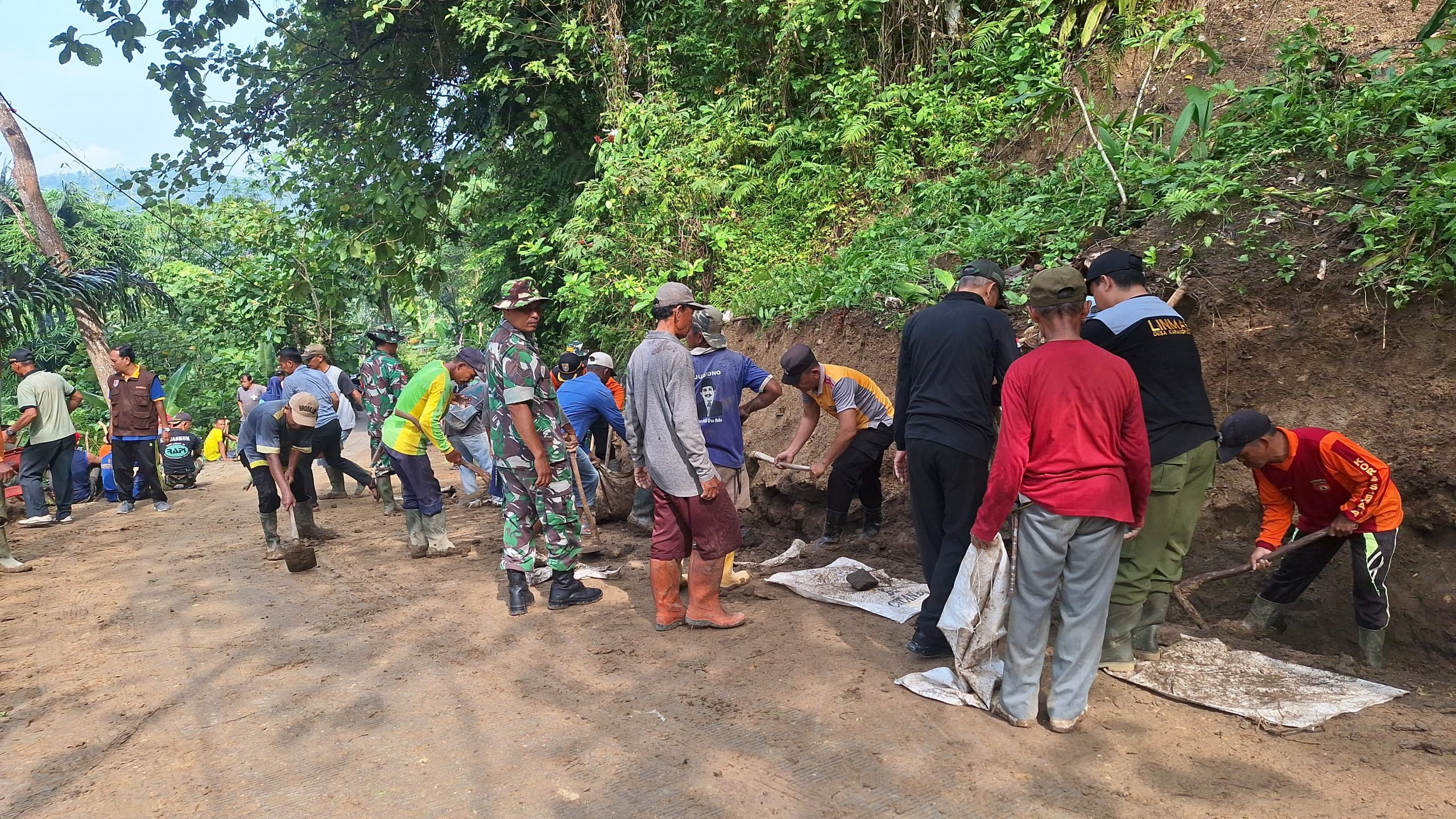 Forkopimcam Karangpucung dan Warga Gelar Kerja Bakti Massal Tangani Dampak Longsor di Surusunda dan Pamulihan